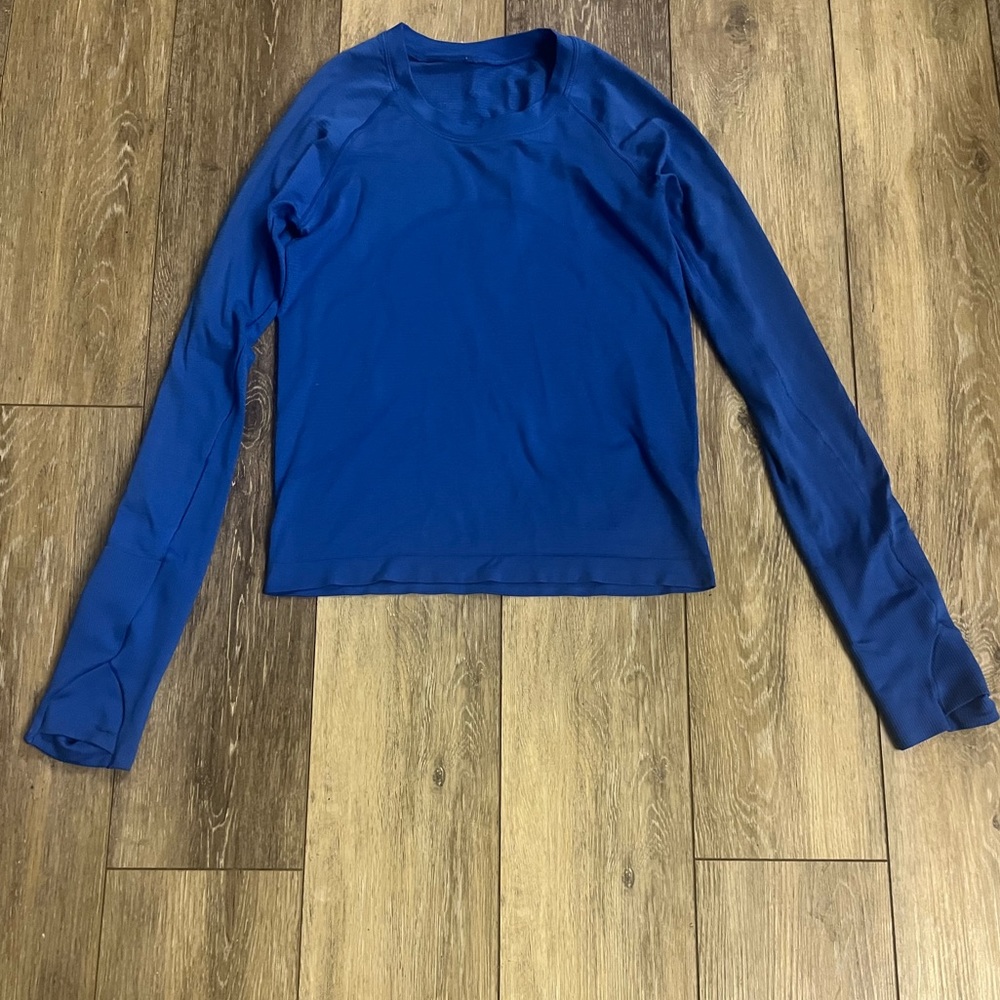 Lululemon swiftly tech size 4. Small rip on hand part.